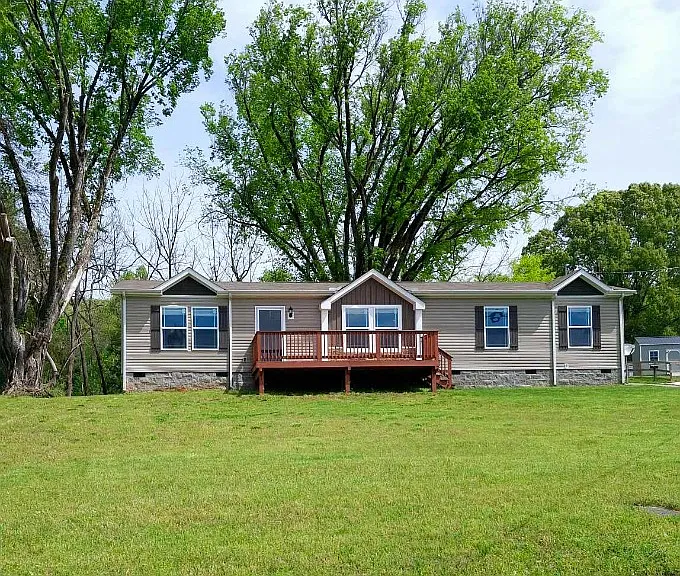 415 Thomas Ln — Photo 1