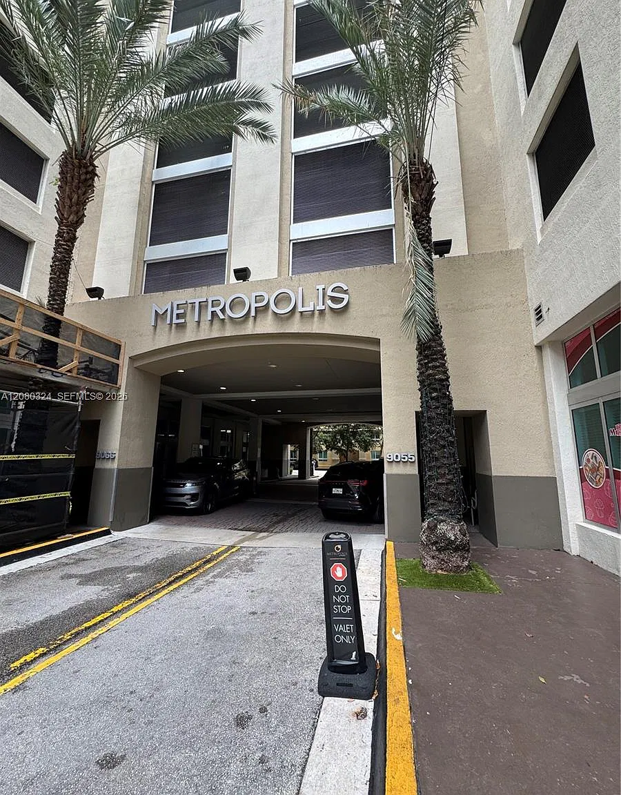 Metropolis I At Dadeland — Photo 2