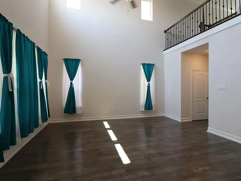 1422 Bellingham Ln — Photo 4