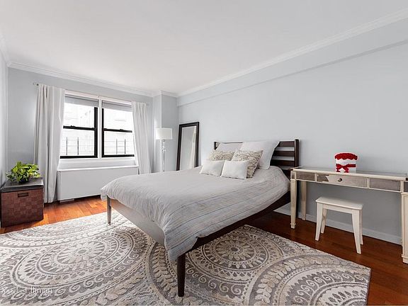 5th image of 220 E 67th St APT 5D