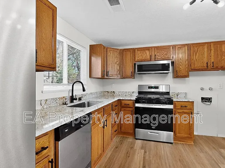 1055 Betts St NE — Photo 15