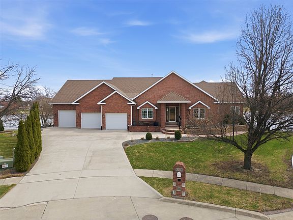 2nd image of 809 NE Vail Ct