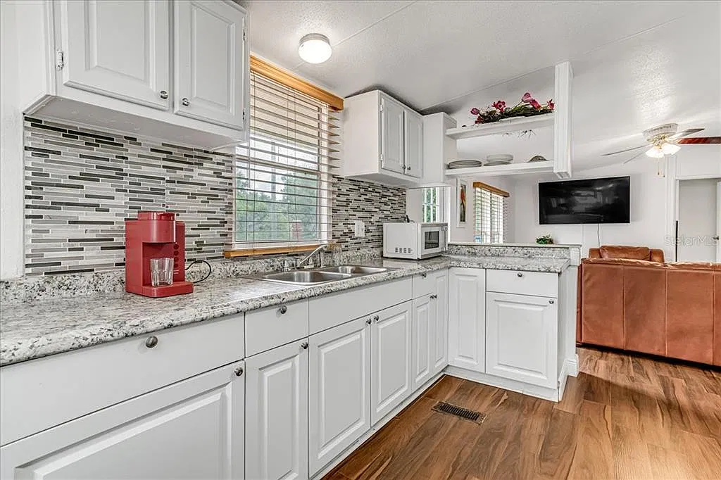 3 bed, 2.0 bath, 1008 sqft, $2,250 — Photo 2