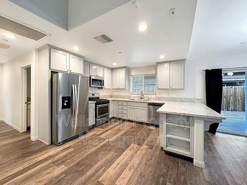3 bed, 2.0 bath, 1435 sqft, $1,750 — Photo 3