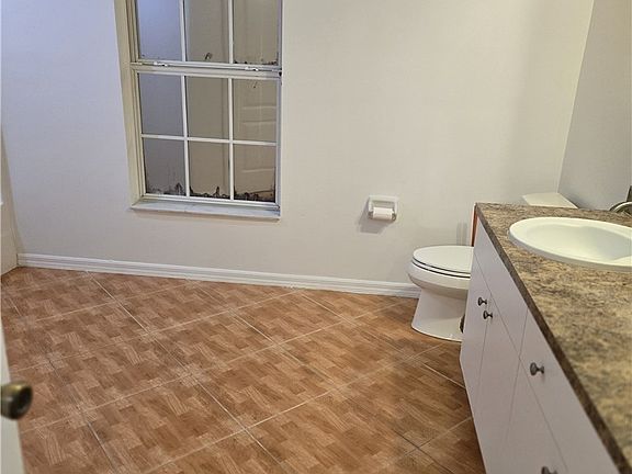 3rd image of 423 NW 26th Pl
