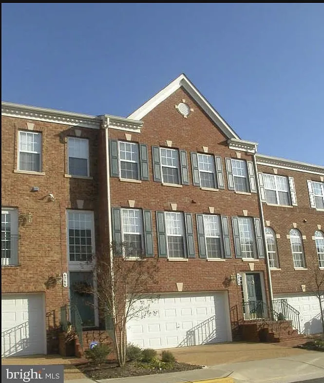 3 bed, 3.5 bath, 2152 sqft, $3,900 — Photo 1