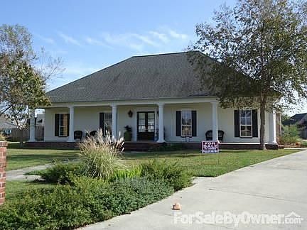 Beautifully landscaped.
						:
						Large front yard