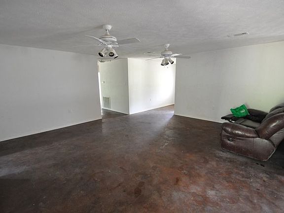 5th image of 82 S Apple South Dr