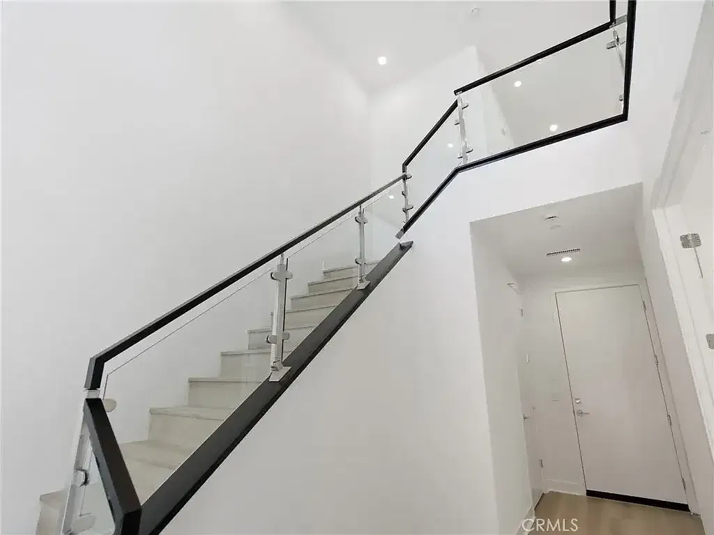 4 bed, 2192 sqft, $6,500 — Photo 3