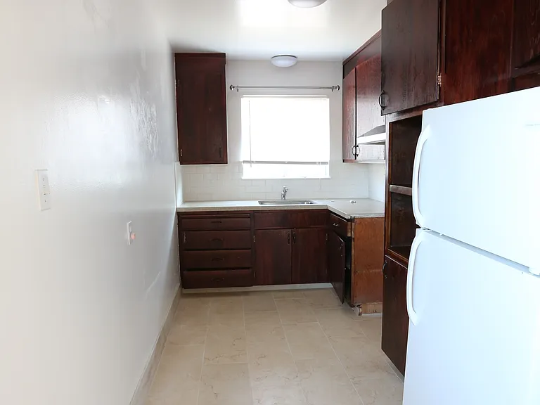 2210 McKinley Ave #8 — Photo 5