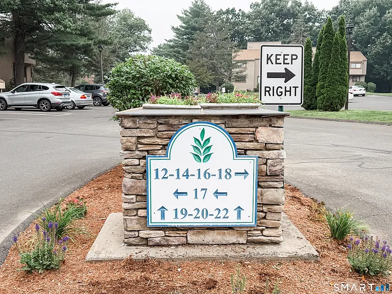 14 Greenbriar Dr #F — Photo 2
