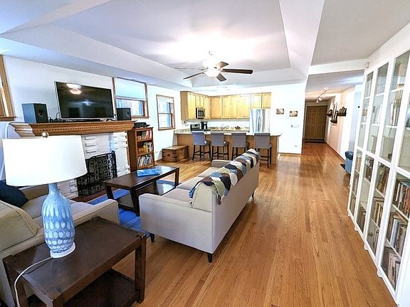 3rd image of 837 W Ainslie St APT 2E