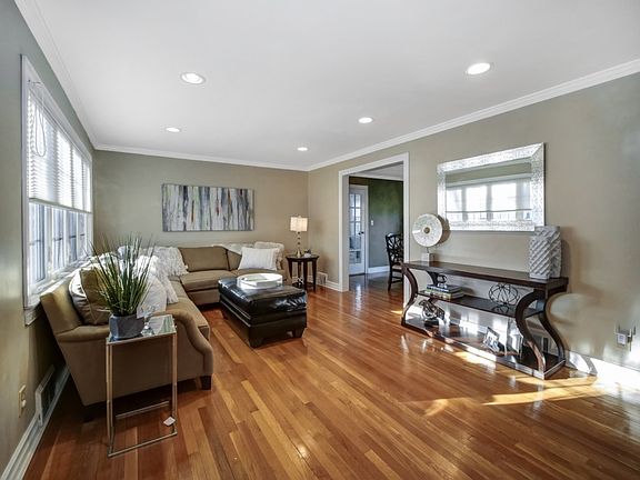 4th image of 22 Lexington Dr