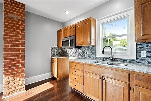 4th image of 611 3rd Ave NE