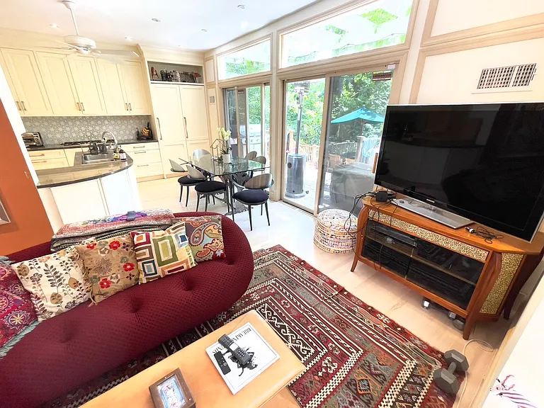 3230 Highland Pl NW — Photo 8