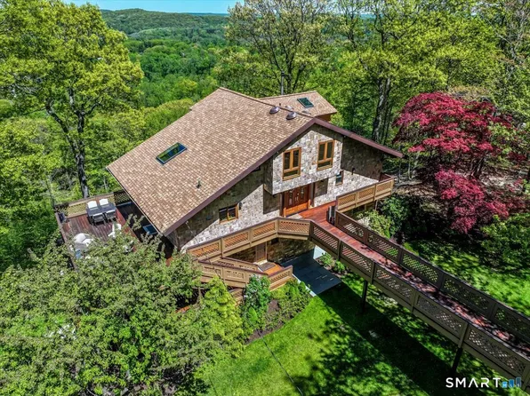 10 Hillcrest Court, Ridgefield, CT 06877