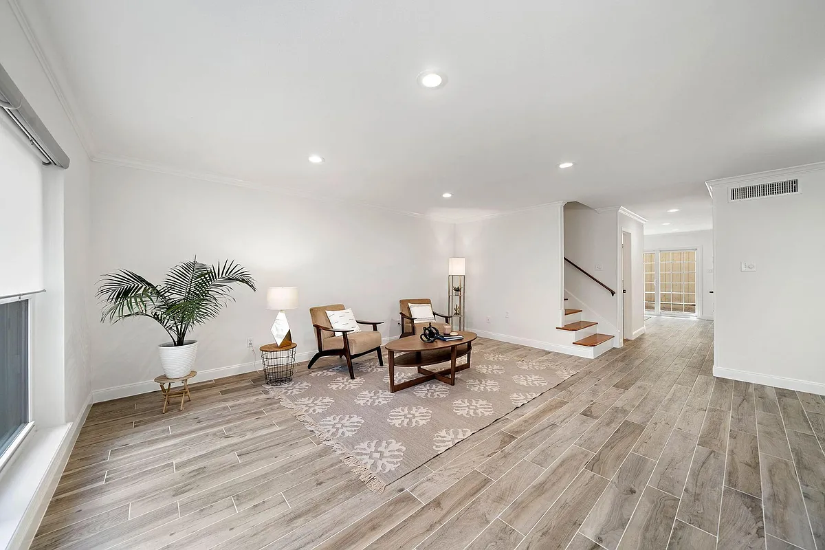 Building Photo - 6434 Burgoyne Rd #109