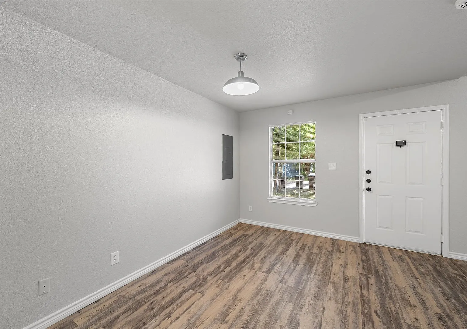 Beautiful 3 Bed 2 Bath Home Available for Rent! — Photo 4
