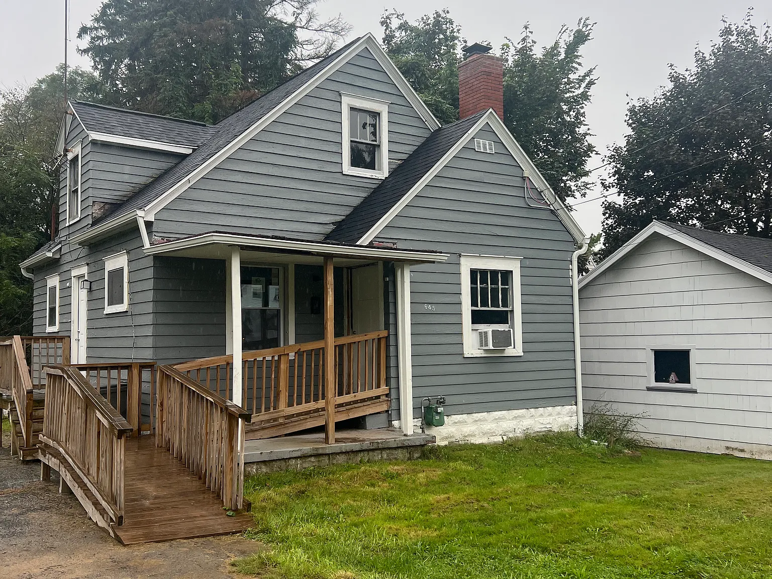 3 bed, 826 sqft, $995 — Photo 1