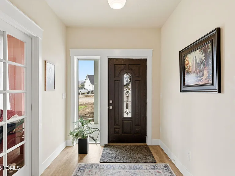 415 E Earl St — Photo 8