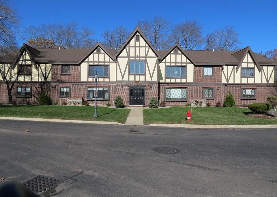 1st image of 16 Royal Lake Dr APT 1