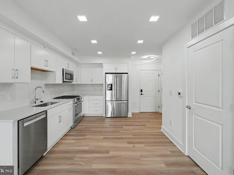 701 N Henry St #206 — Photo 34