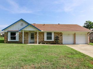 405 W Greenfield Dr, Wake Village, TX 75501
