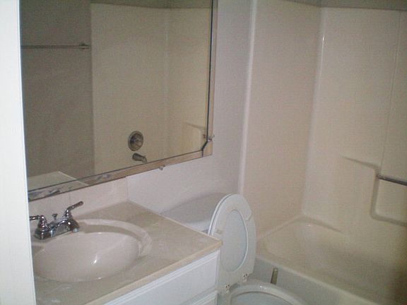5th image of 401 W Island Square Dr