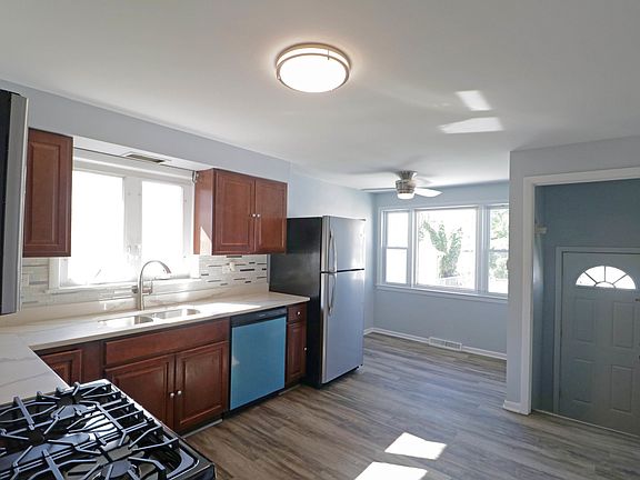 5th image of 2654 W 99th St