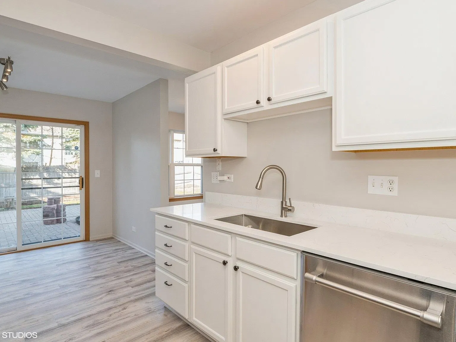 3 bed, 2.5 bath, 1649 sqft, $2,500 — Photo 2