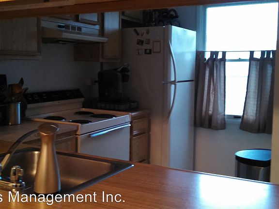 3rd image of 910 Lynwood Ct