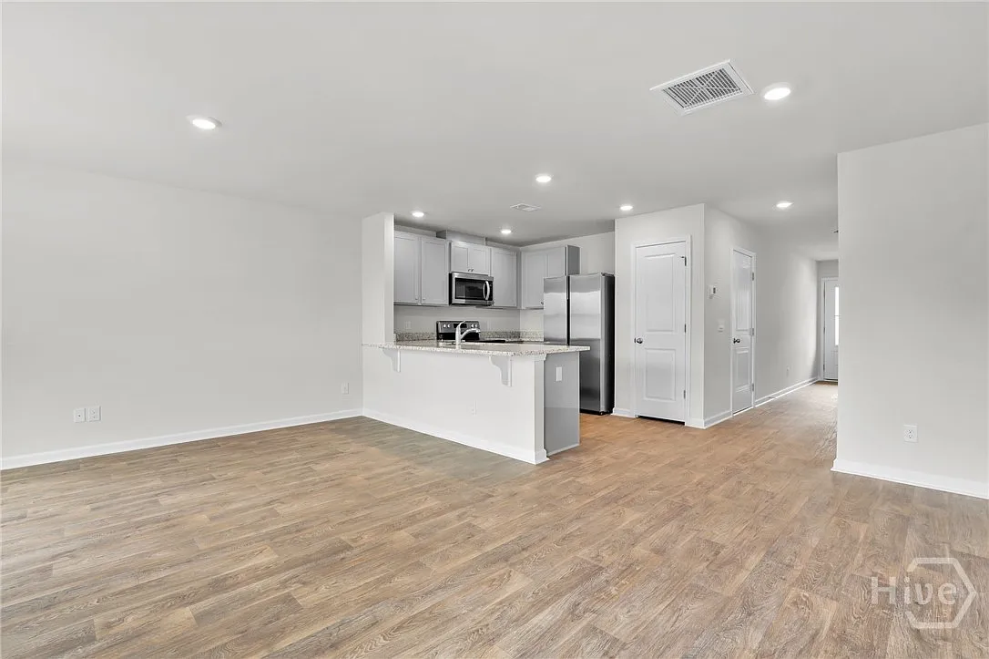 3 bed, 2.5 bath, 1418 sqft, $2,100 — Photo 3