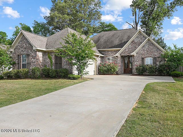 1st image of 162 Sweetbriar Cir