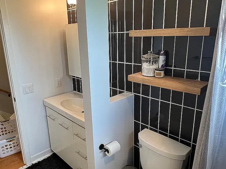 Hall full bathroom (on floor 2)