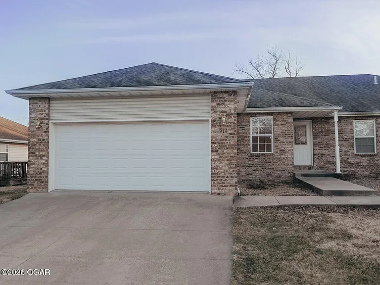 914 Briarview Dr — Photo 1
