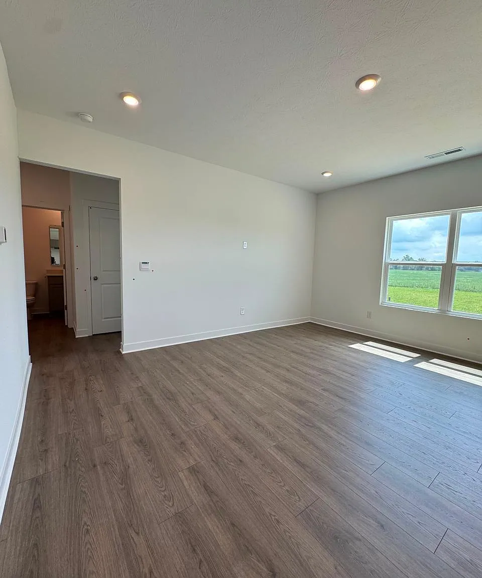 5 bed, 2600 sqft, $2,695 — Photo 3
