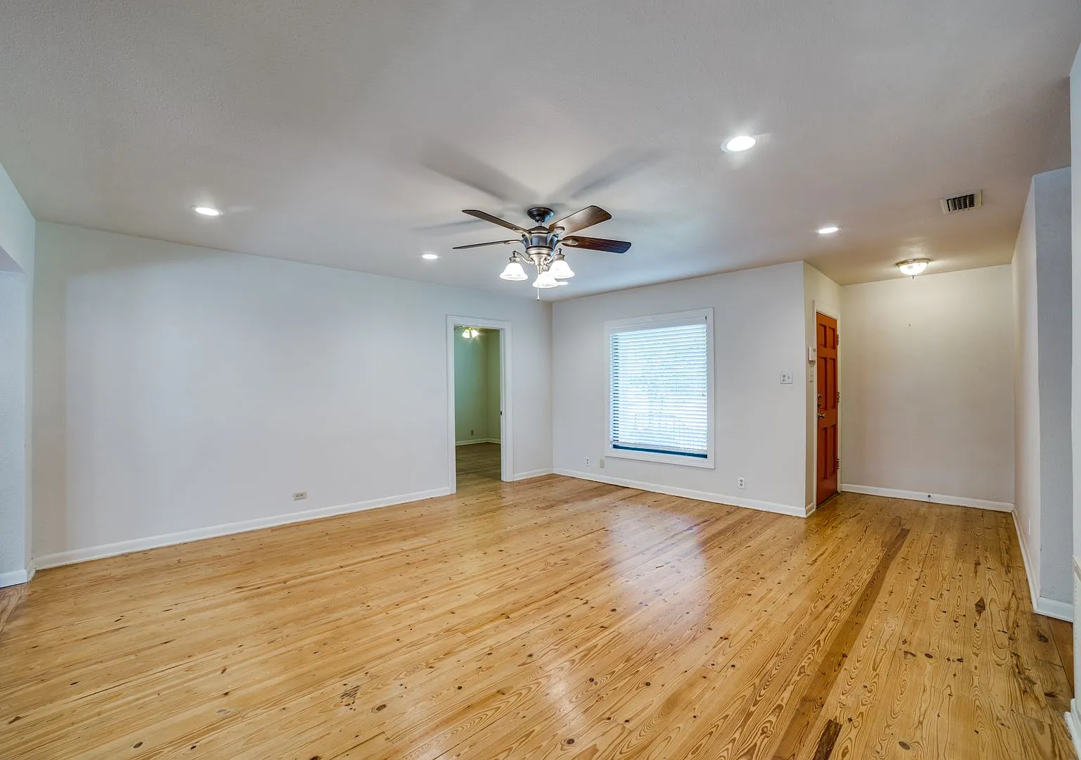Charming 3 Bedroom in Alamo Heights — Photo 4