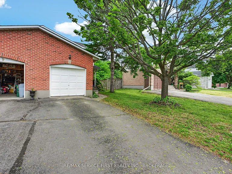 877 Muirfield Cres — Photo 3