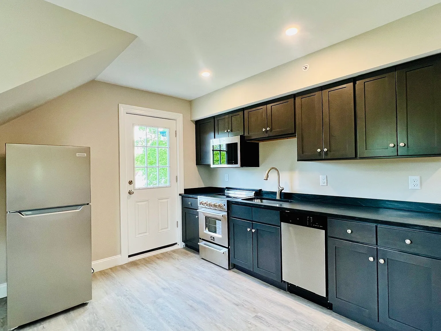 1 bed, 550 sqft, $2,400 — Photo 4