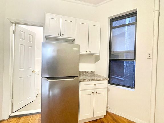 3rd image of 321 E 88th St APT 12