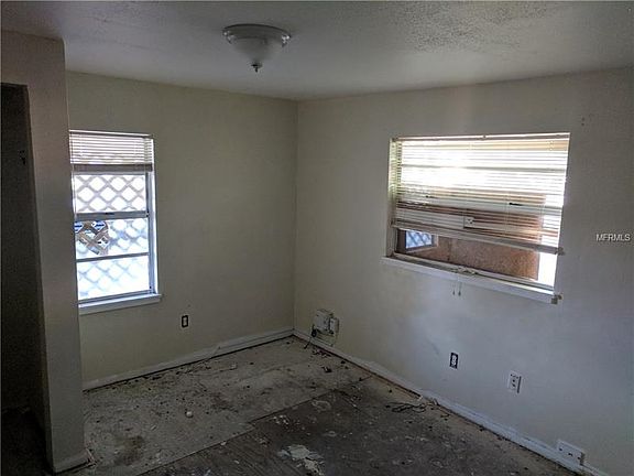 4th image of 911 E 109th Ave