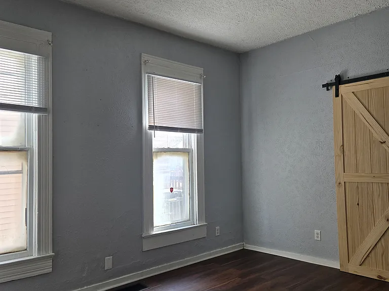219 E 8th St #4 — Photo 7