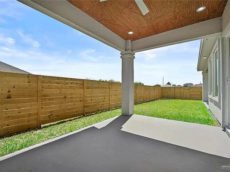 2716 E Conroe Rd — Photo 28
