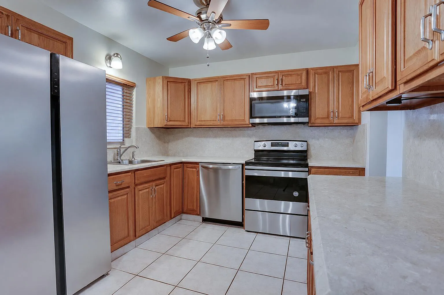 3 bed, 2.0 bath, 1620 sqft, $3,600 — Photo 4