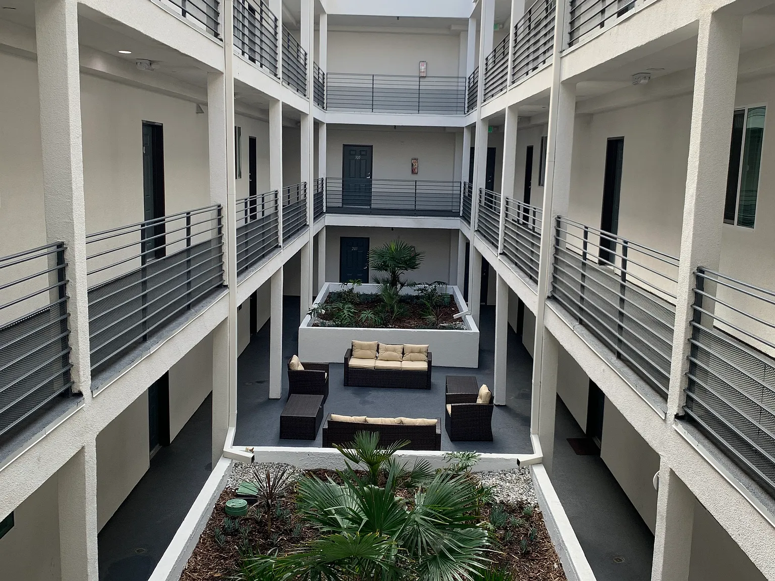 1745 N Western Ave — Photo 2