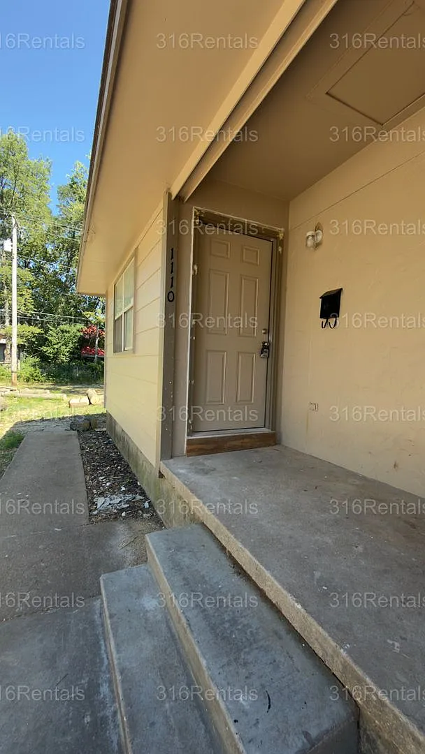 1110 School — Photo 2