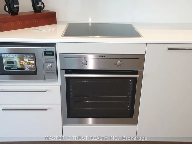 15 Grenville St #1708 — Photo 11