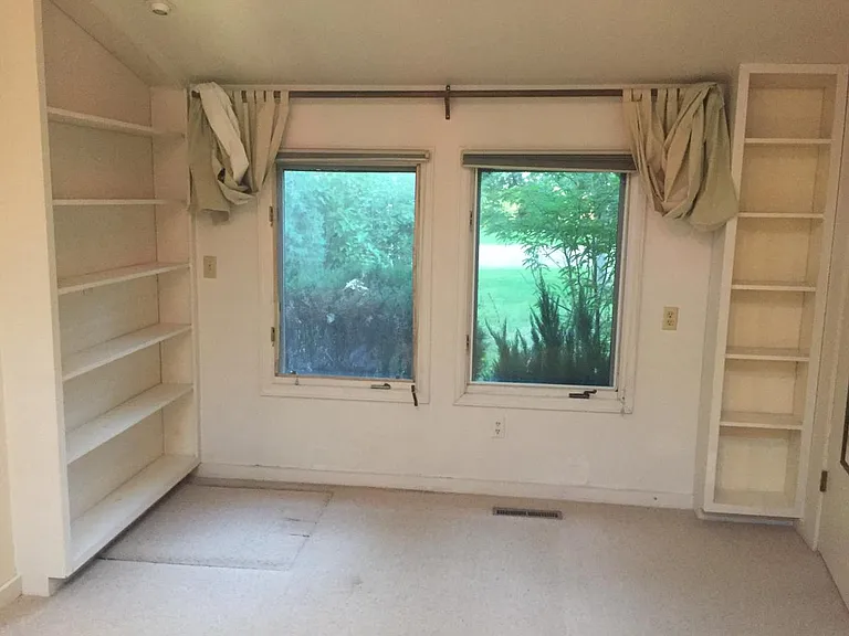Bedroom, south wall & garden/
street view