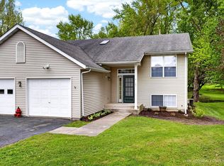 107 Edson Cir, Poplar Grove, IL 61065