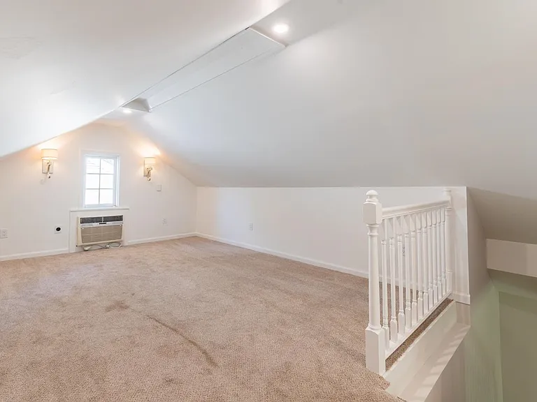 380 Holmes Cir — Photo 15